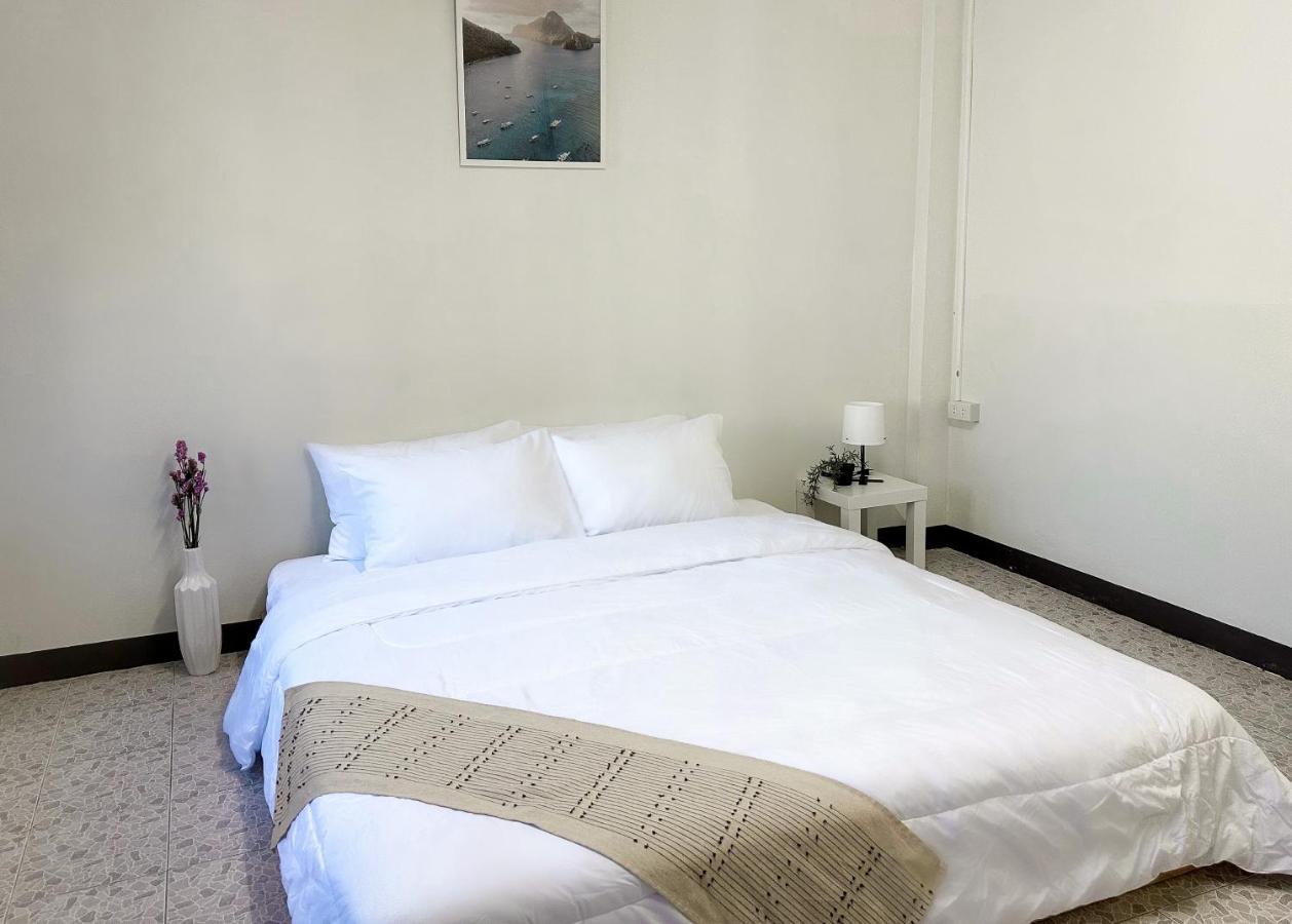 Montana Hotel & Hostel Phuket Карон Экстерьер фото