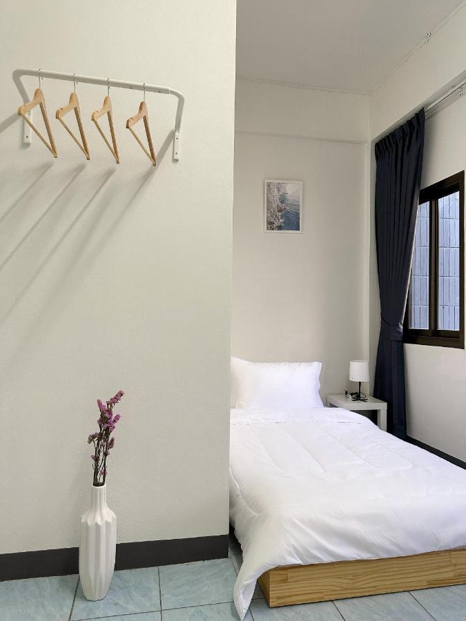 Montana Hotel & Hostel Phuket Карон Экстерьер фото