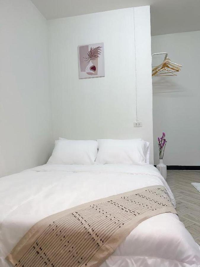 Montana Hotel & Hostel Phuket Карон Экстерьер фото