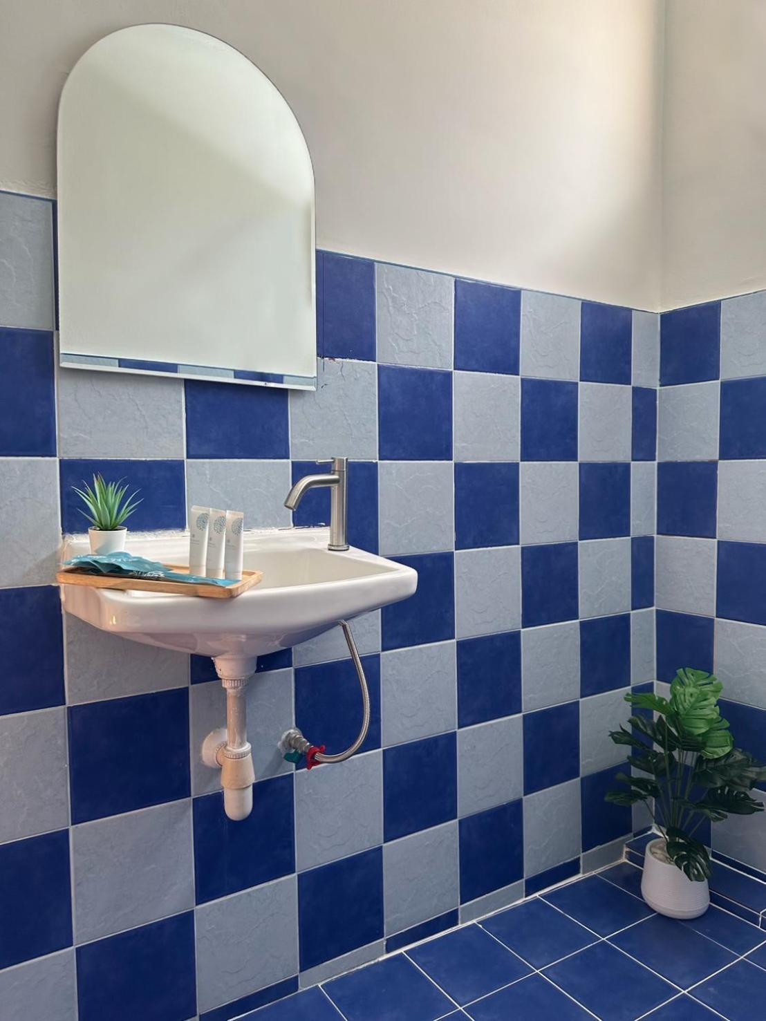Montana Hotel & Hostel Phuket Карон Экстерьер фото