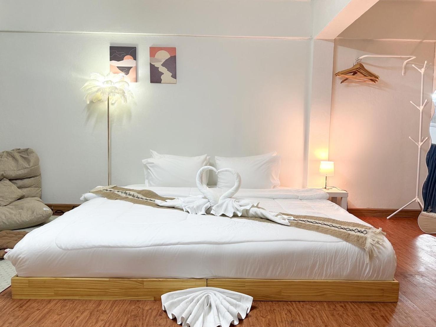 Montana Hotel & Hostel Phuket Карон Экстерьер фото
