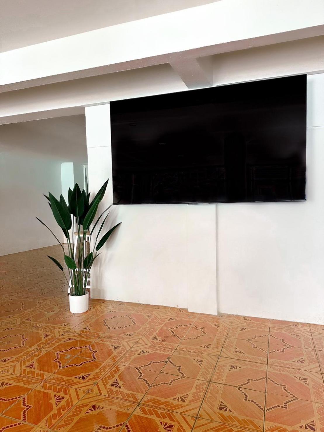 Montana Hotel & Hostel Phuket Карон Экстерьер фото