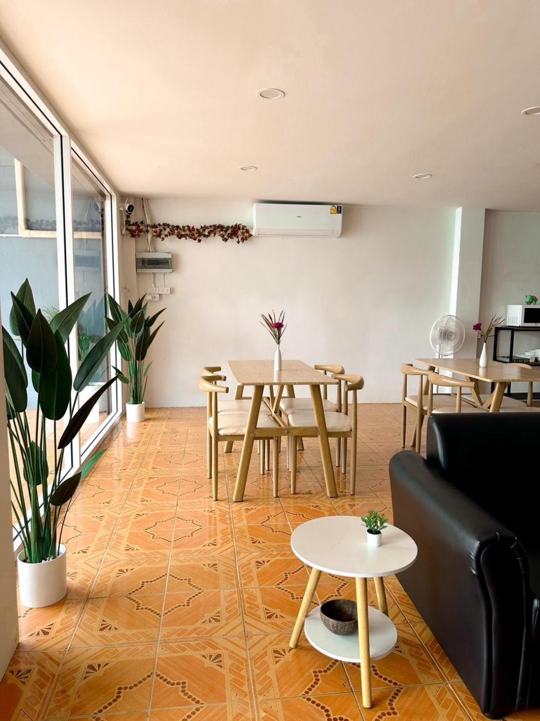 Montana Hotel & Hostel Phuket Карон Экстерьер фото