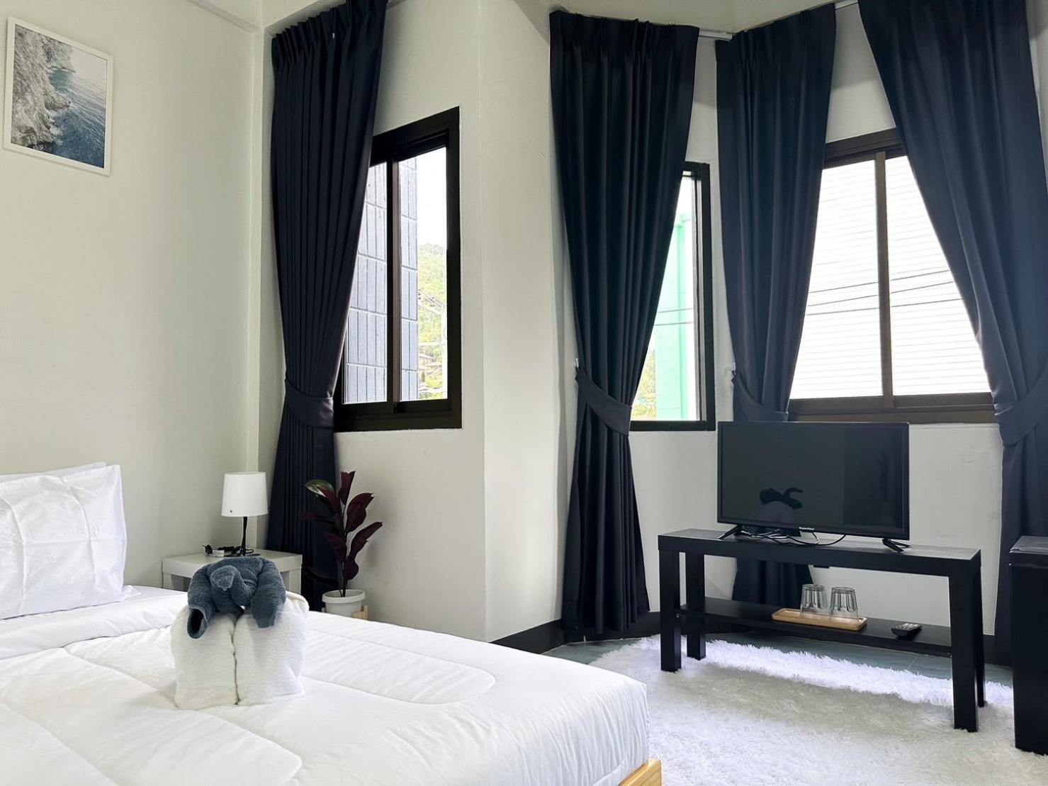 Montana Hotel & Hostel Phuket Карон Экстерьер фото