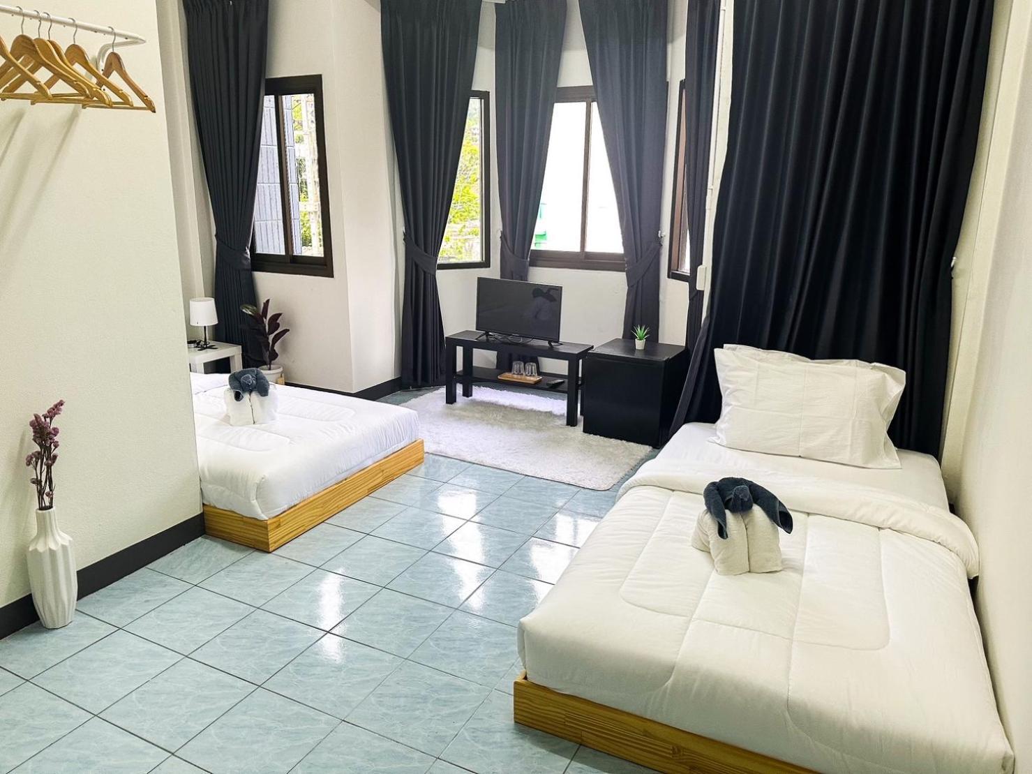Montana Hotel & Hostel Phuket Карон Экстерьер фото