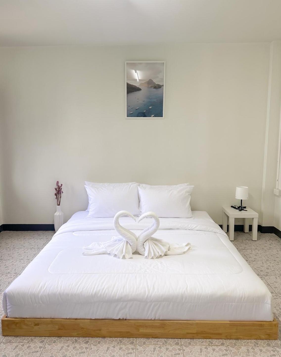 Montana Hotel & Hostel Phuket Карон Экстерьер фото
