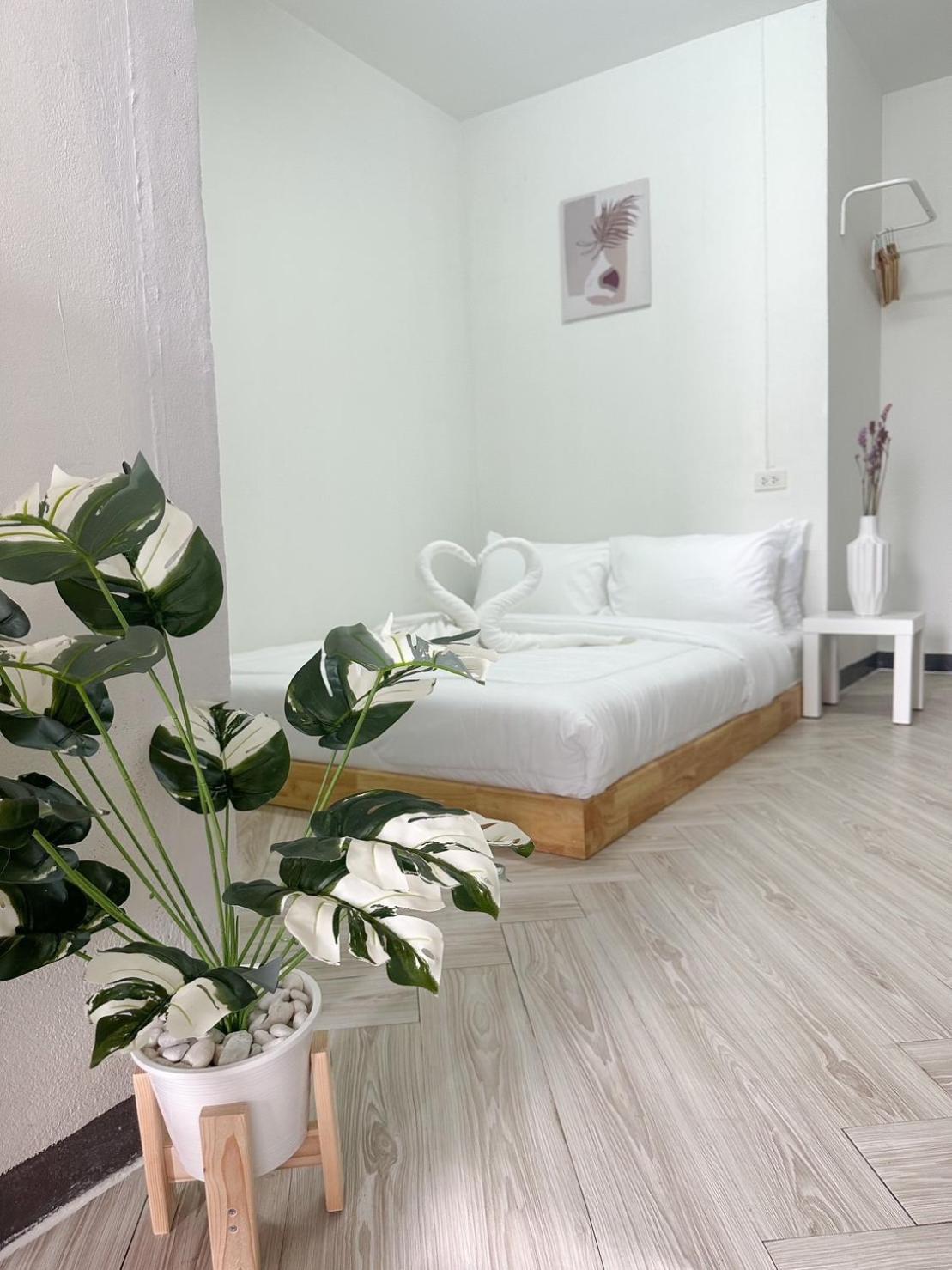 Montana Hotel & Hostel Phuket Карон Экстерьер фото