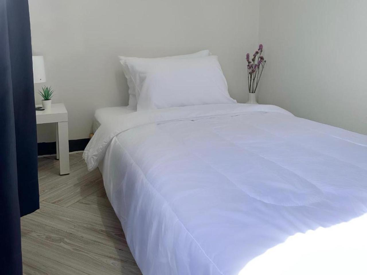 Montana Hotel & Hostel Phuket Карон Экстерьер фото