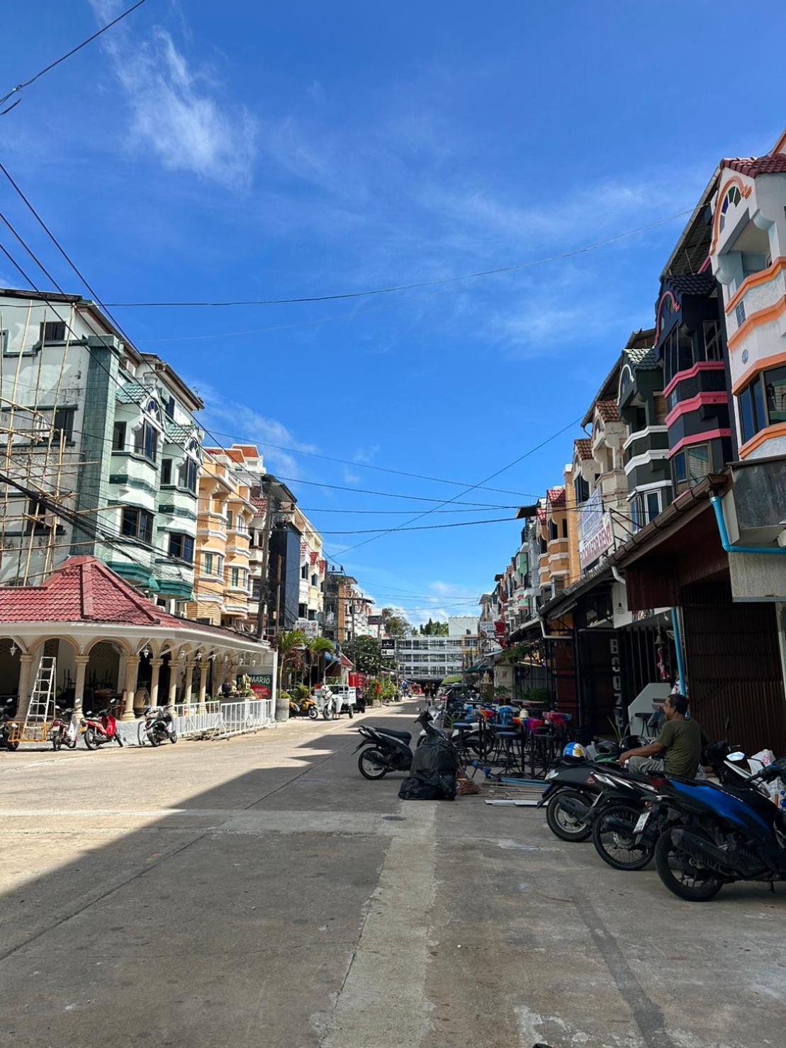 Montana Hotel & Hostel Phuket Карон Экстерьер фото